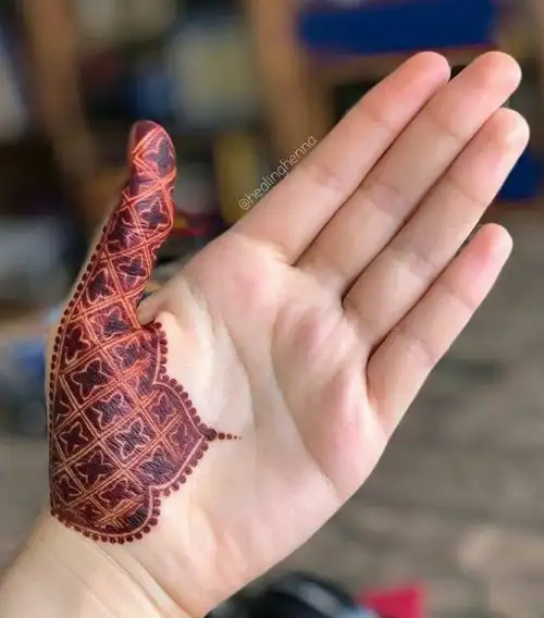 Attractive-Detailed-Henna-Designs-For-The-Insides-Of-The-Thumb