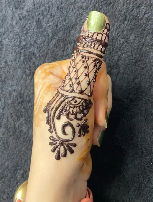 Stylish-Back-Thumb-Mehndi-Design