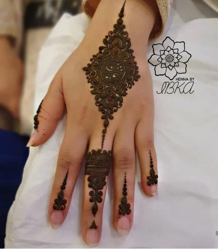 mehndi-design-in-hand