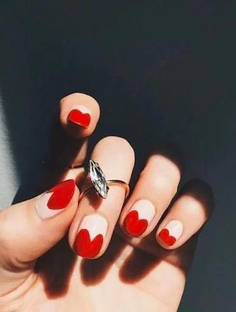 White-Nails-with-Hearts